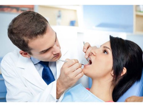 kham thuc hien trong rang implant